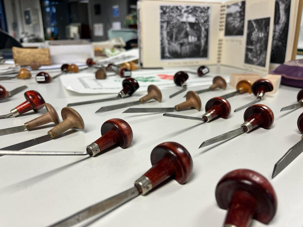 Table with wood engraving tools lines up