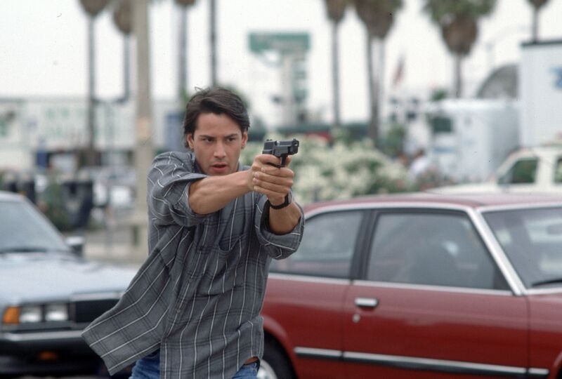 Keanu Reeves aims a gun in Point Break