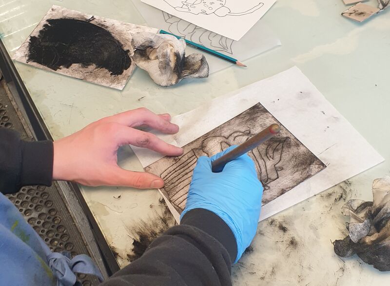 Pupil etching an image of a cupcake