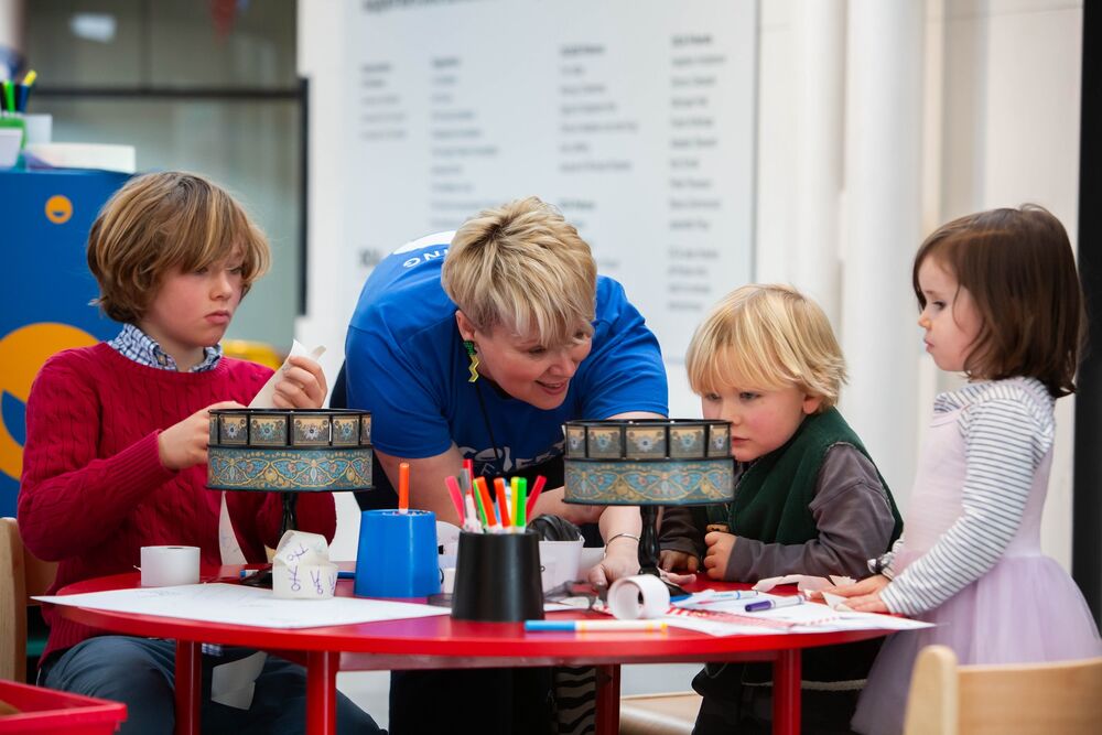 A DCA tutor showing three children images on two spinning zoetropes