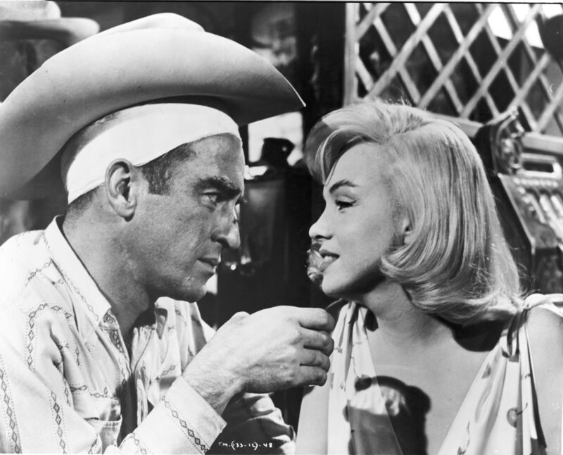 Marilyn Monroe talks to a cowboy in The Misfits.