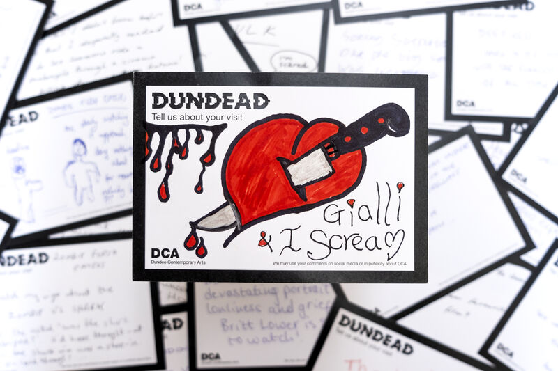 Dundead comment card with illustration of a knife going through a heart and text: Gialli I scream