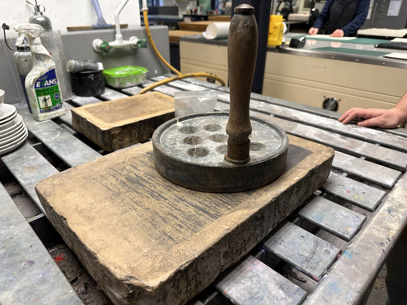 Tool for preparing a slab of stone for stone lithography