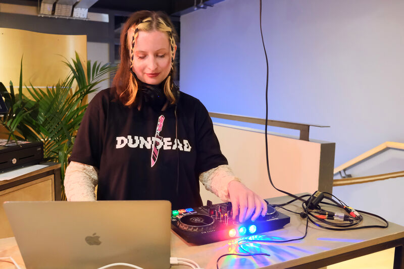 Woman in a Dundead t-shirt DJing in Jute